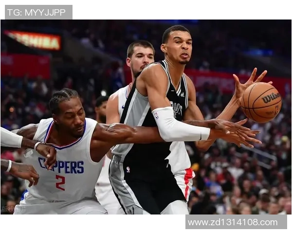 快船与马刺季后赛第三场激战回顾与精彩瞬间分析